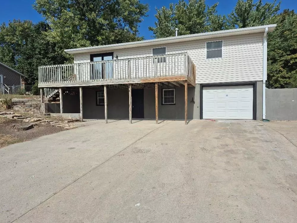 Gallatin, MO 64640,607 E James RD