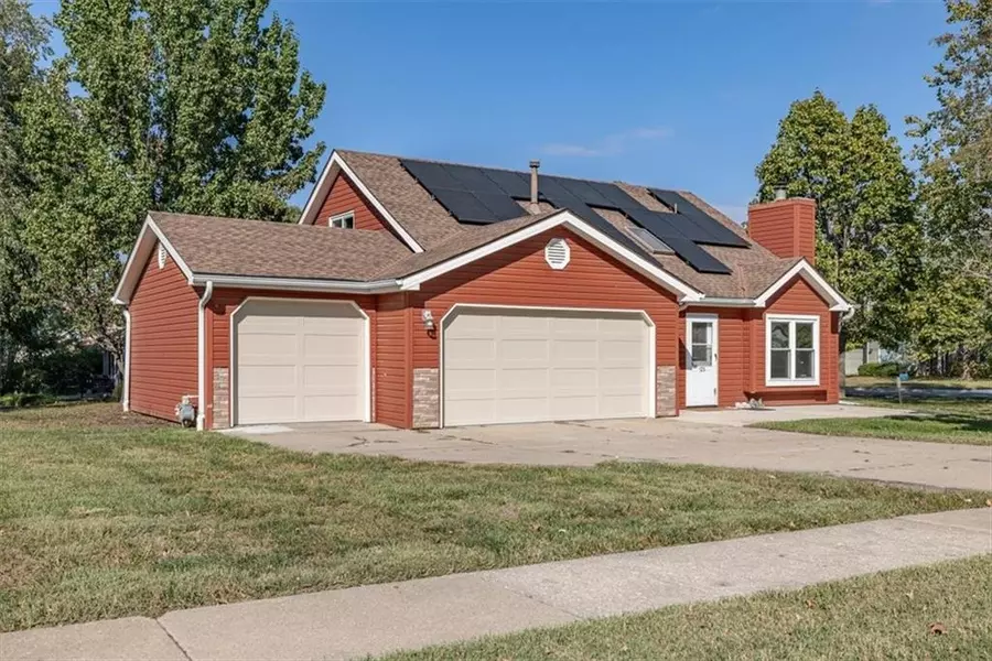 125 Sharon DR, Lawrence, KS 66049