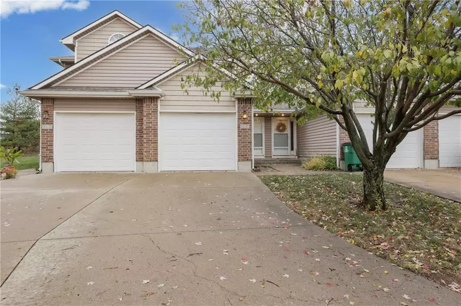 925 Peach Tree LN, Lee's Summit, MO 64064