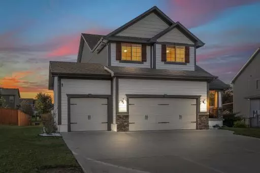 909 SW 35TH ST, Lee's Summit, MO 64082