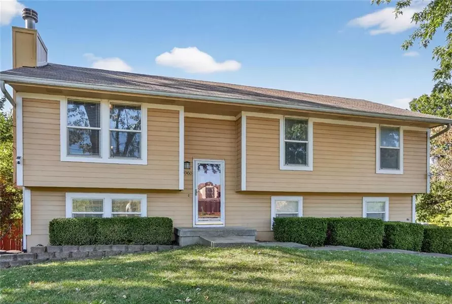 8900 N LATHROP DR, Kansas City, MO 64155