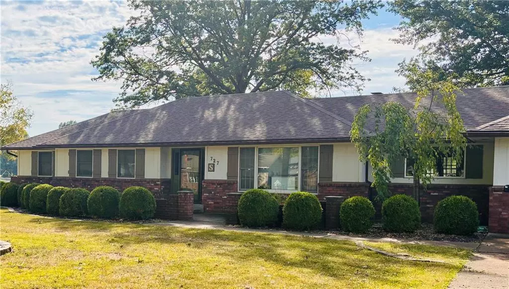 727 N Leonard ST, Girard, KS 66743