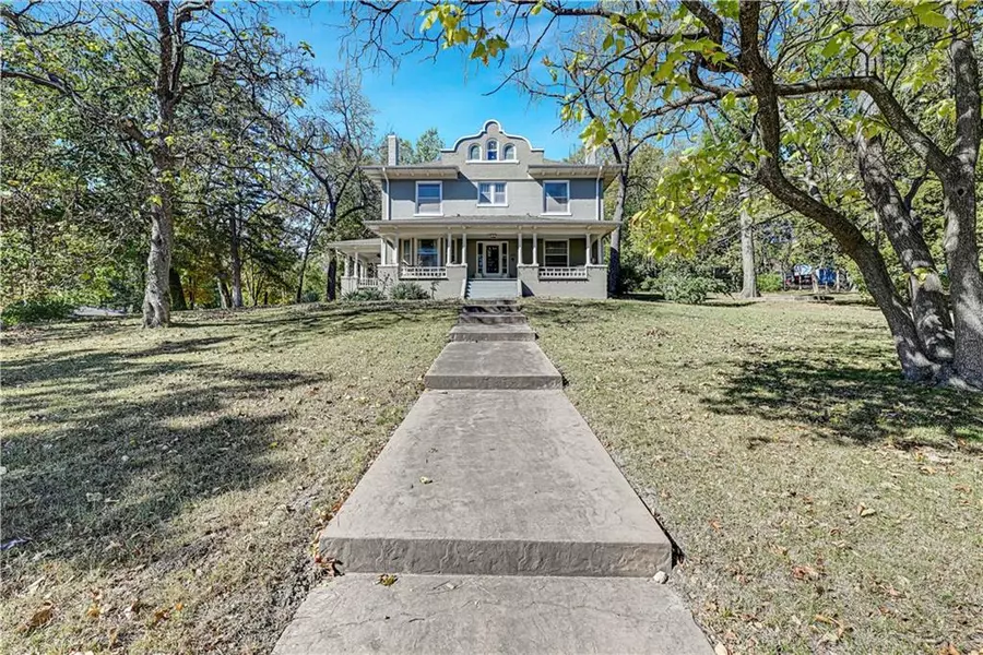 221 W Front ST, Bonner Springs, KS 66012
