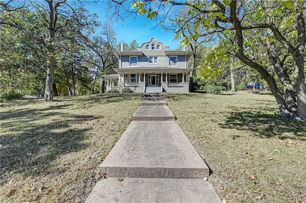 221 W Front ST, Bonner Springs, KS 66012
