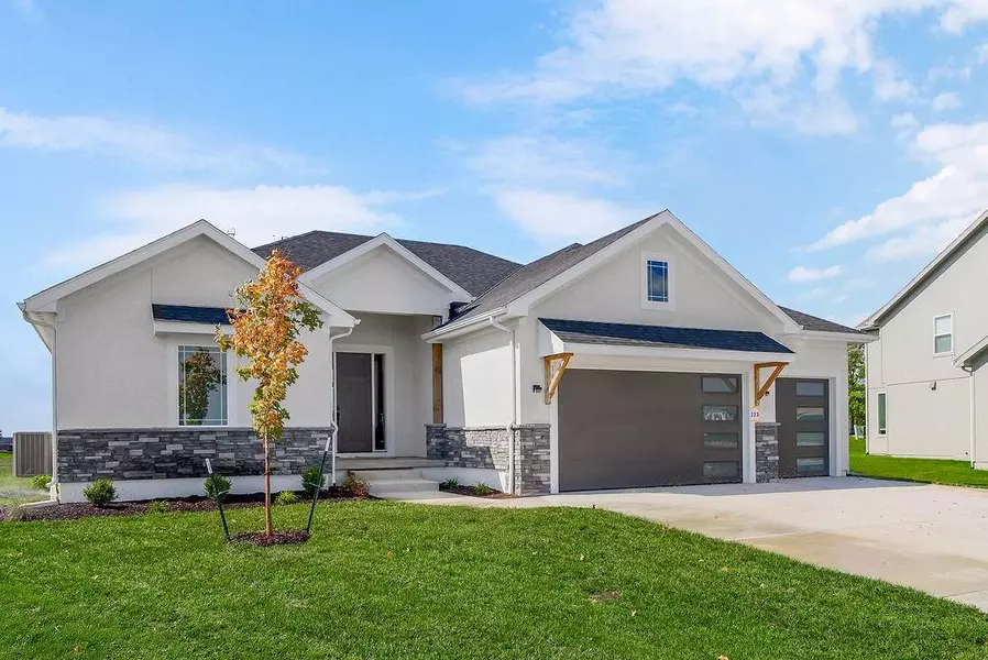 9298 Pickering ST, Lenexa, KS 66227