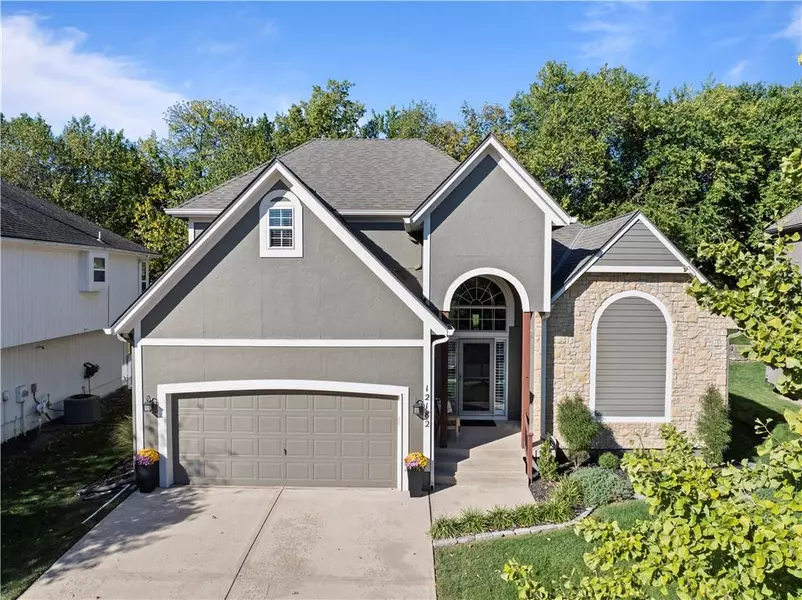 12182 S PRAIRIE CREEK Pkwy, Olathe, KS 66061