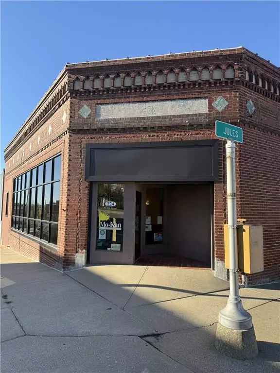 224 N 7th ST, St Joseph, MO 64501