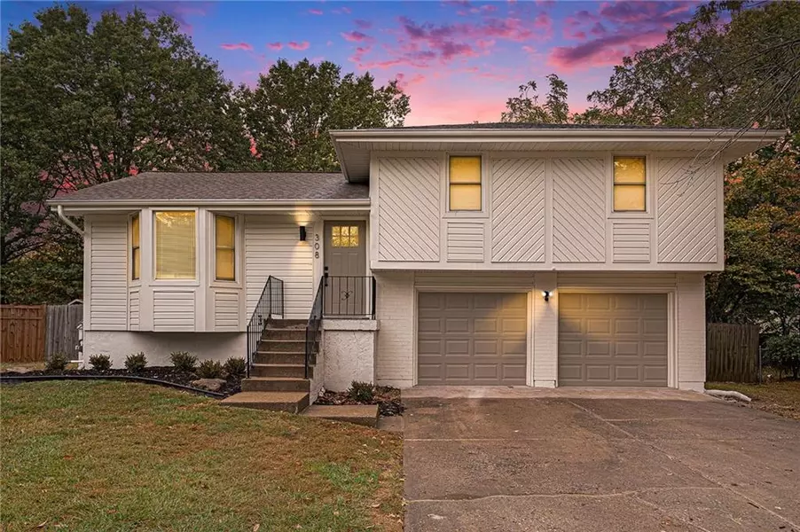 308 SE Flagstone ST, Lee's Summit, MO 64063