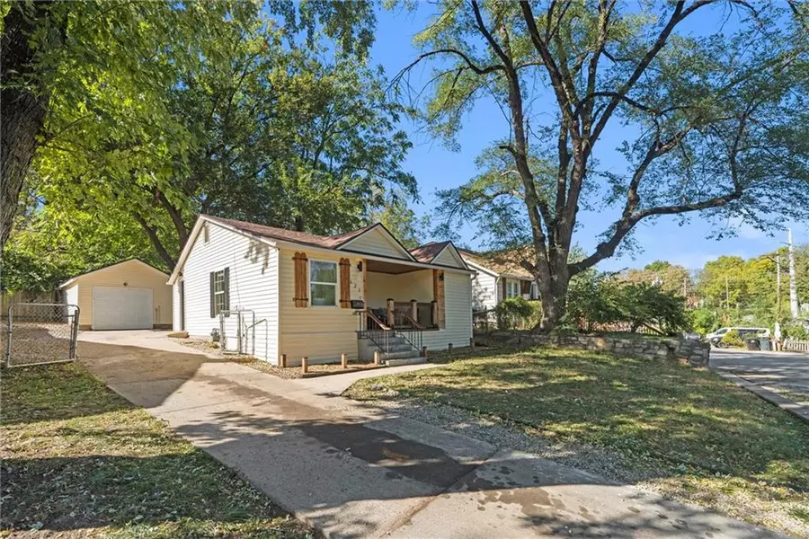 622 S Lake DR, Independence, MO 64053