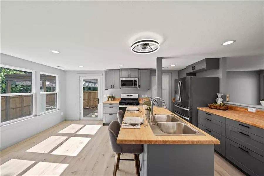 1109 S Woodbury ST, Independence, MO 64050