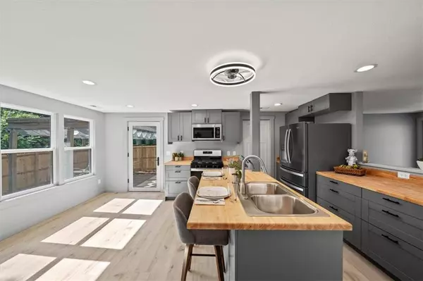 1109 S Woodbury ST, Independence, MO 64050