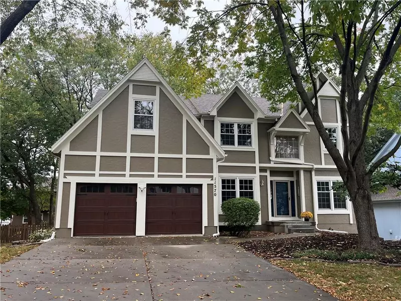 11570 S Skyview LN, Olathe, KS 66061