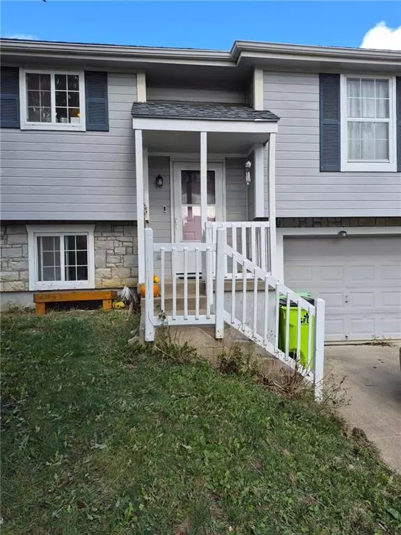 2412 Pearson CIR, Harrisonville, MO 64701