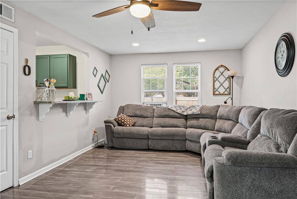 210 NE Maple ST, Lee's Summit, MO 64063