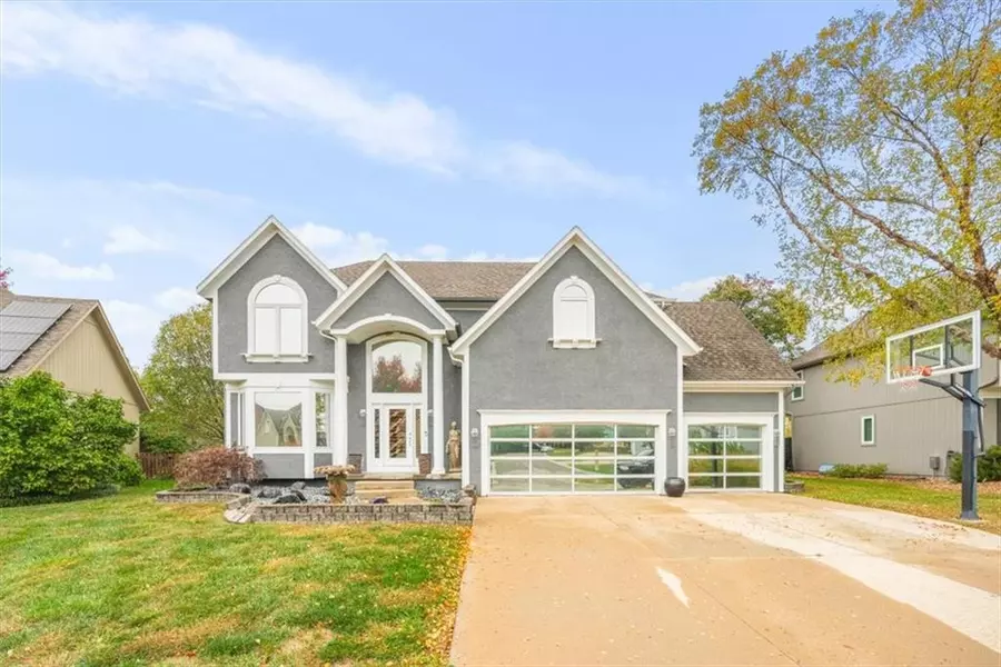 332 NE Parks Edge DR, Lee's Summit, MO 64064