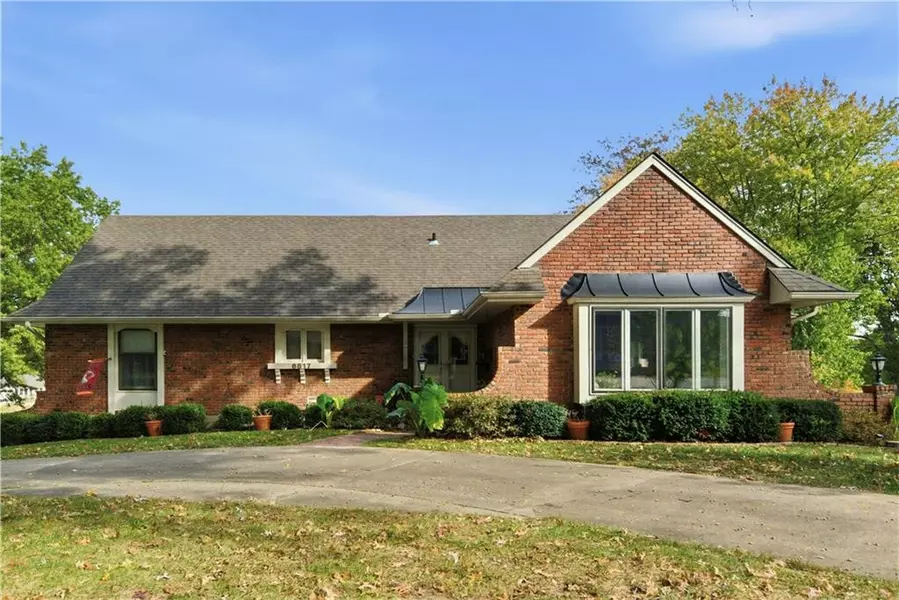 6817 LAKESHORE DR, Raytown, MO 64133