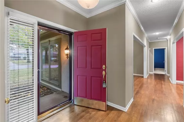 12710 Cambridge LN, Leawood, KS 66209