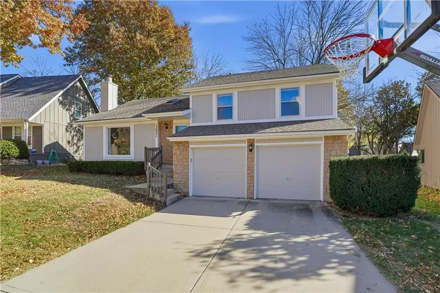 12021 S Hagan ST, Olathe, KS 66062