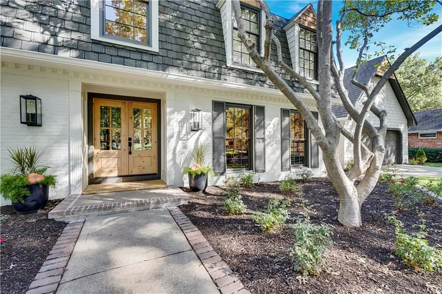 10209 Hemlock DR, Overland Park, KS 66212