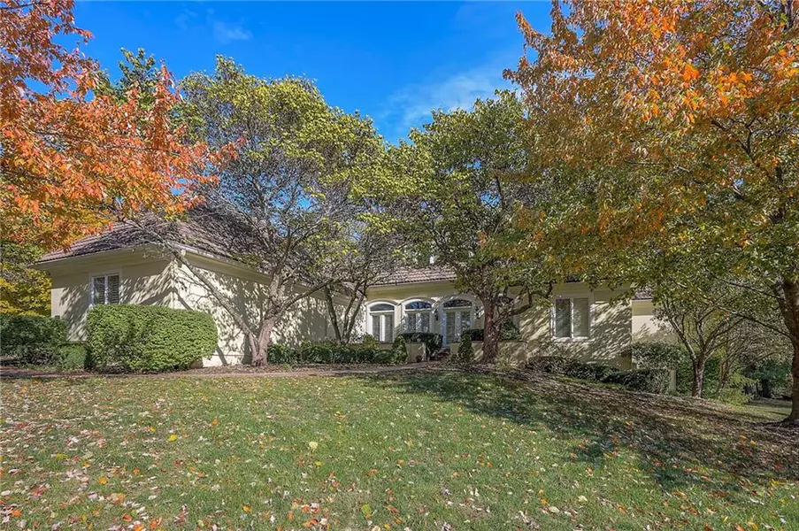 16911 Meadow LN, Loch Lloyd, MO 64012