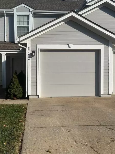 5712 NW Plantation LN, Lee's Summit, MO 64064