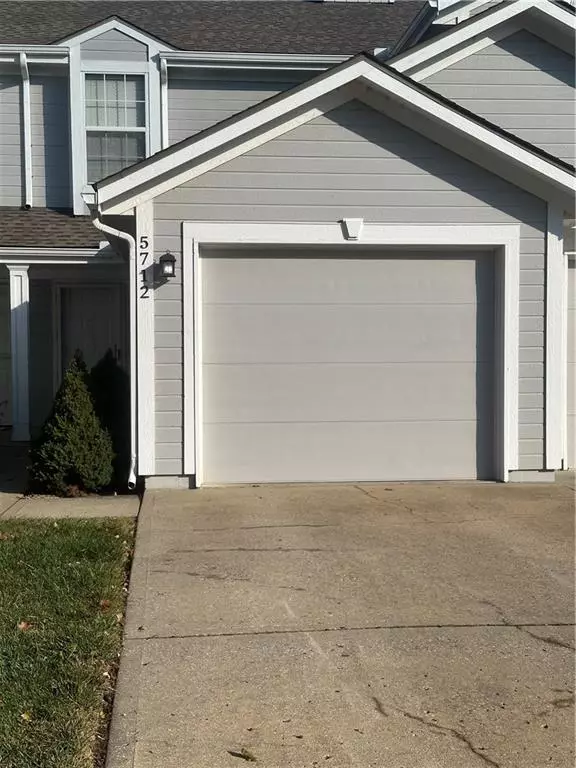 5712 NW Plantation LN, Lee's Summit, MO 64064