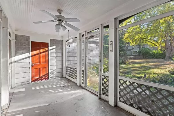 Leawood, KS 66206,8009 Lee BLVD