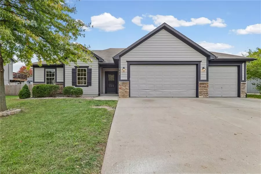706 NW Green DR, Grain Valley, MO 64029