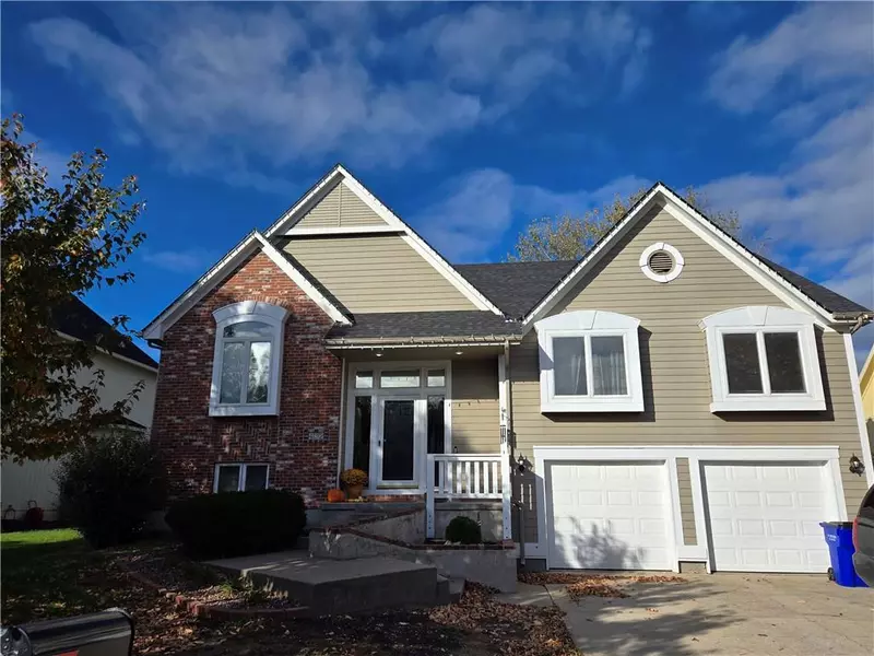 432 SW Oak Wood LN, Grain Valley, MO 64029