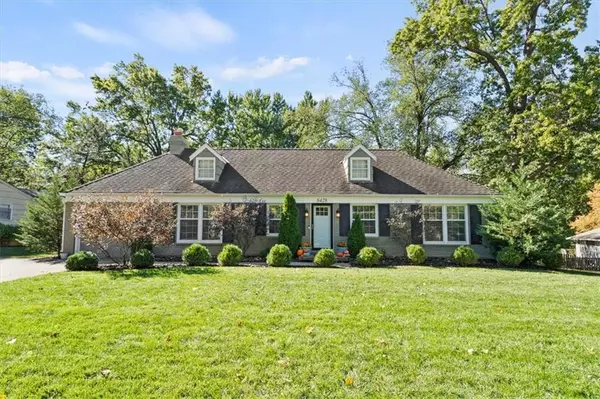 8428 Sagamore RD, Leawood, KS 66206