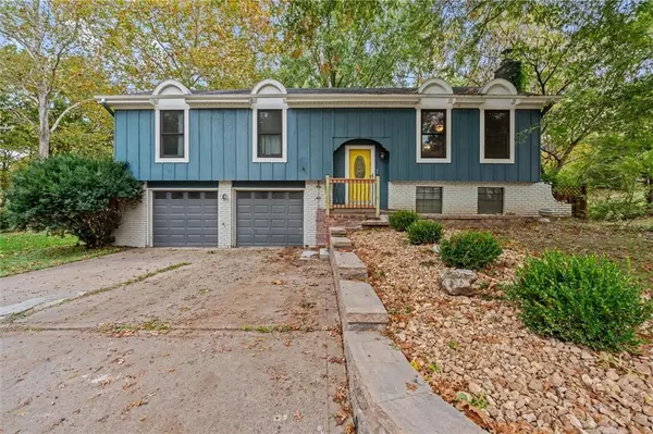 9705 NW Hampton Woods DR, Kansas City, MO 64152