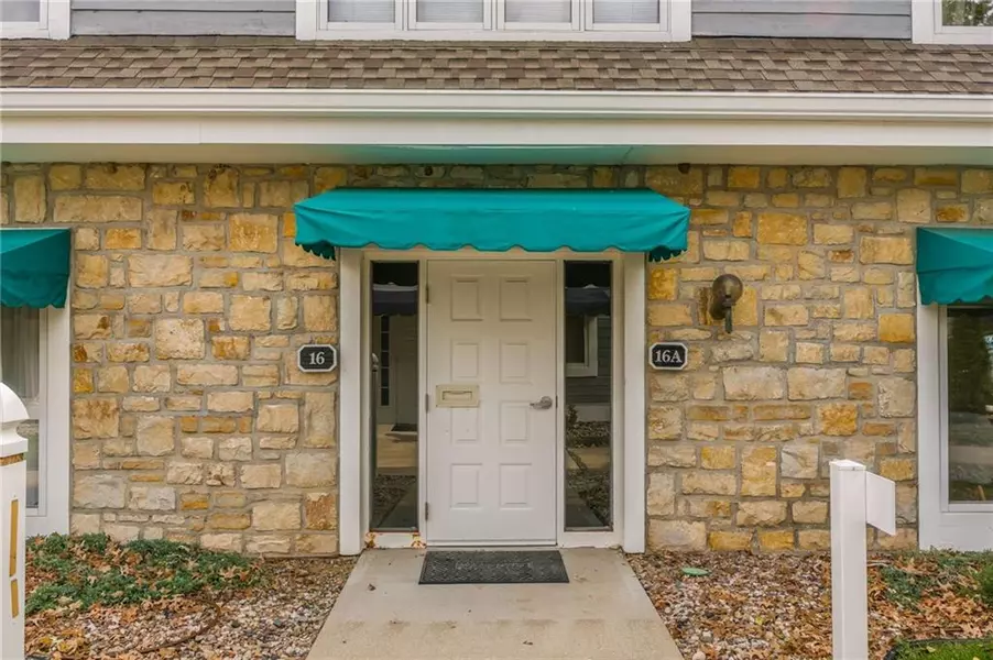 16 Westwoods DR, Liberty, MO 64068