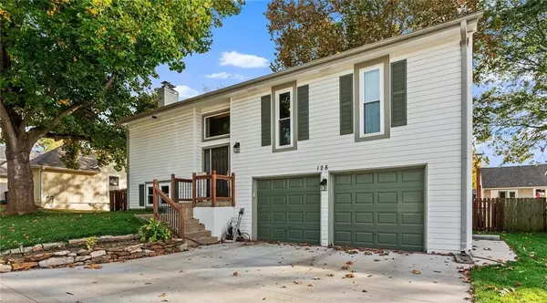 128 E Nelson CIR, Olathe, KS 66061