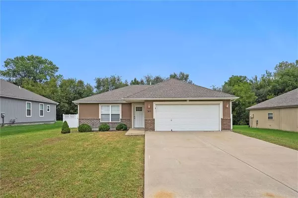 302 E Olive ST, Raymore, MO 64083