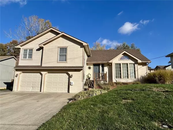 1107 S 14th ST, Leavenworth, KS 66048