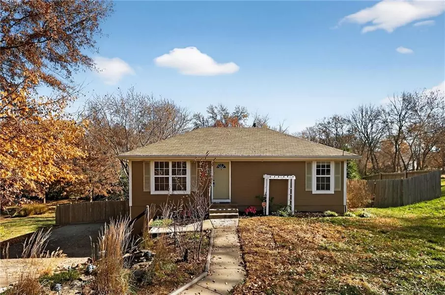 1813 N Jennings RD, Independence, MO 64058