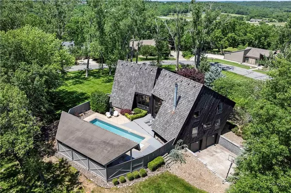 20413 Crickett LN, Lenexa, KS 66220