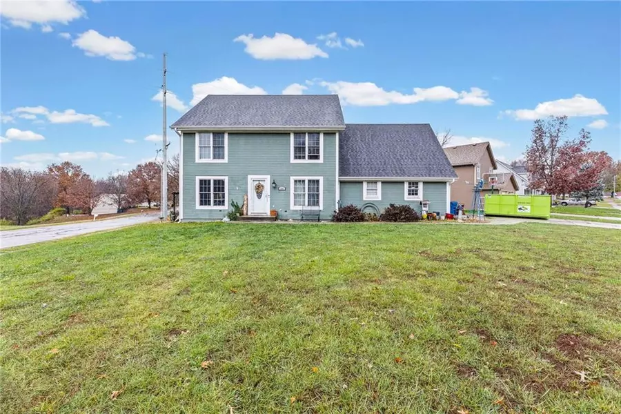 1601 Dunwich DR, Liberty, MO 64068