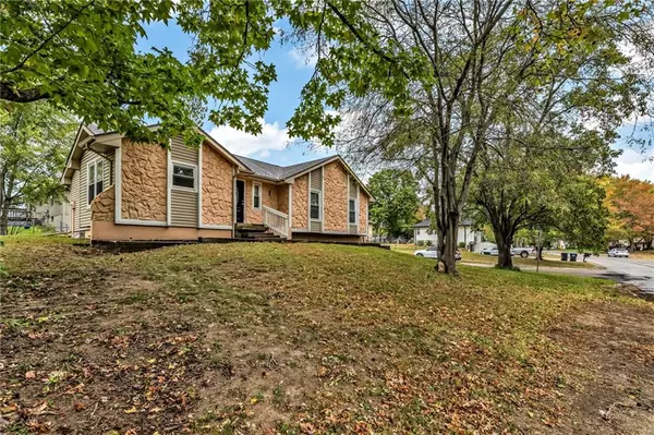2401 SW 2nd Street TER, Blue Springs, MO 64014