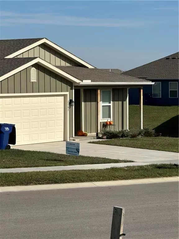 2266 Rock Creek DR, Tonganoxie, KS 66086