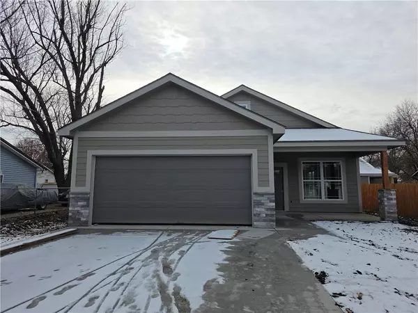 818 W 10th ST, Ottawa, KS 66067