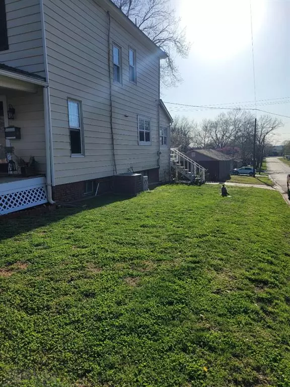 Iola, KS 66749,924 N Washington N/A