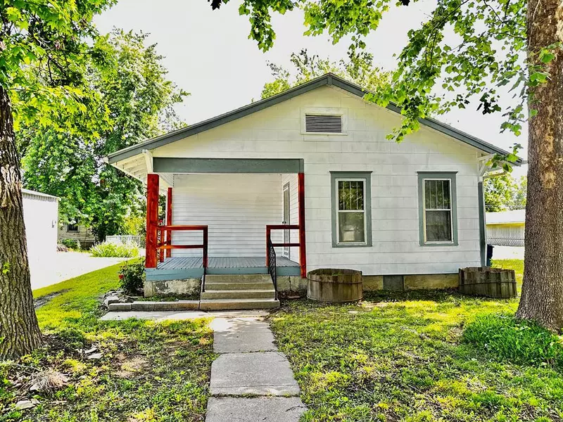 903 W 2nd ST, Coffeyville, KS 67337