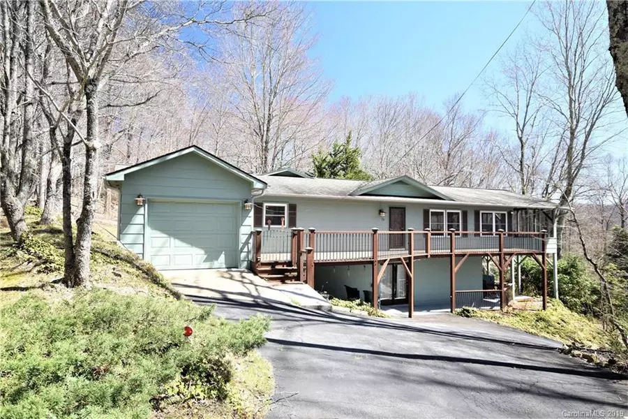 16 Blueberry LN, Maggie Valley, NC 28751