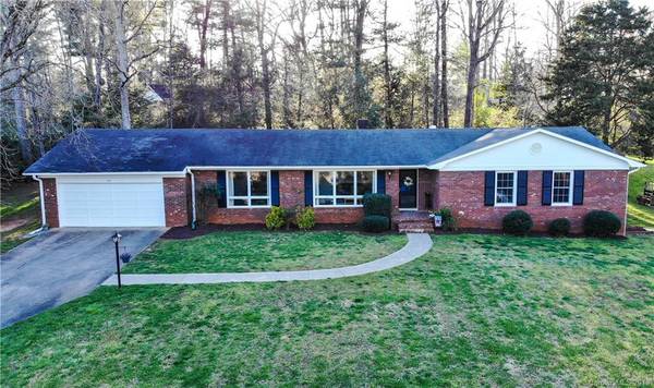 101 Woodsway LN, Morganton, NC 28655