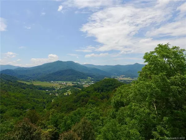 551 Tree Top LN, Waynesville, NC 28785