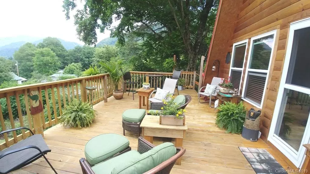 76 Chateau LN, Maggie Valley, NC 28751