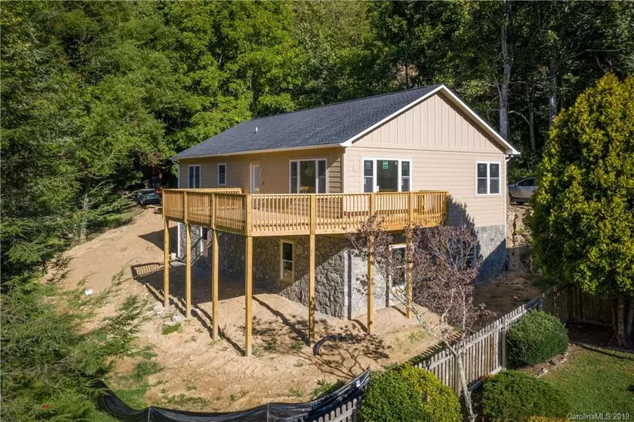 118 Rolling LN, Maggie Valley, NC 28751