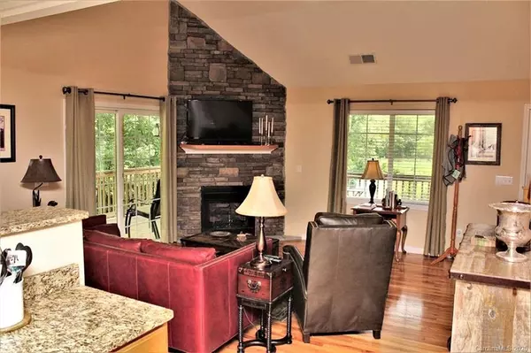 Whittier, NC 28789,1060 Hornet DR