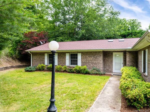 54 Chestnut LN, Hendersonville, NC 28792